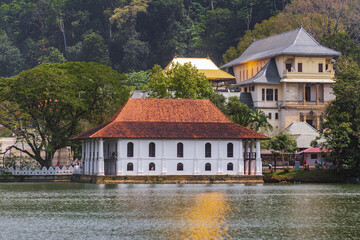 Fototapeta na wymiar Kandy Lake and Famous City Landmark Sri Dalada Maligawa, Sacred Tooth