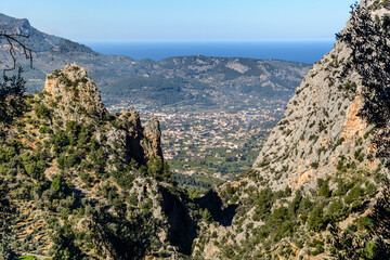 Blick durch die Schlucht von Biniaraix auf Soller, Mallorca, Balearen, Spanien