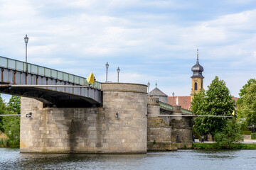 Fototapeta na wymiar Alte Mainbrücke mit Kreuzkapelle, Kitzingen, Mainfranken, Bayern, Deutschland