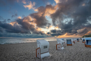 Strandkörbe am Strand zum Sonnenaufgang. © Karl