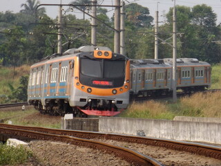 Obraz premium Commuter Train Passes the Sharp Curve Railway