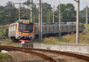 Obraz premium Commuter Train Passes the Sharp Curve Railway