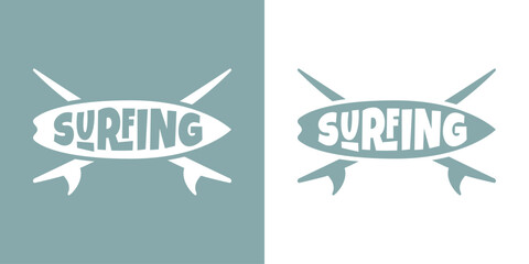 Logo club de surf. Palabra surfing con letras estilo hawaiano en silueta de tabla de surf sobre tablas cruzadas