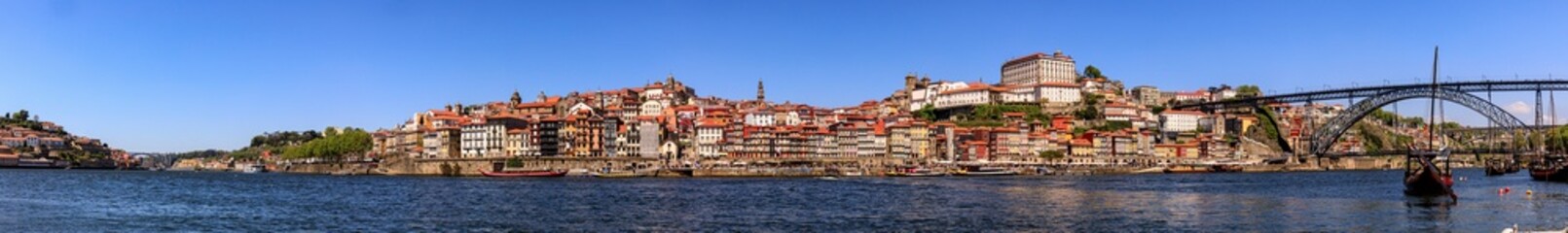 Fototapeta na wymiar Vista panorámica desde la orilla del Duero en Oporto, con la rivieria y sus casa de colores