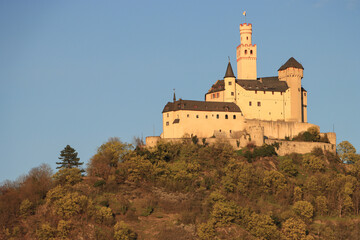 Fototapeta na wymiar Blickfang über dem Rheintal; Blick zur Marksburg in Braubach