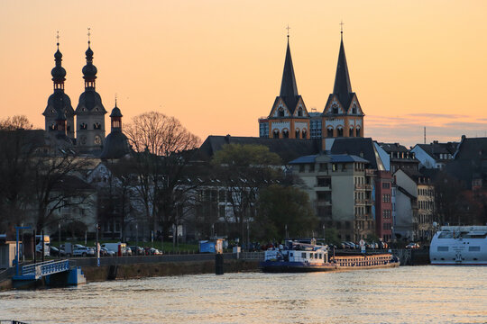 Abendstimmung in Koblenz; Peter-Altmeier-Ufer an der Mosel