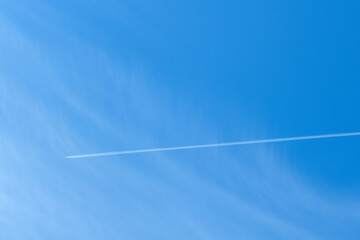 Fototapeta smuga kondensacyjna za lecącym samolotem obraz