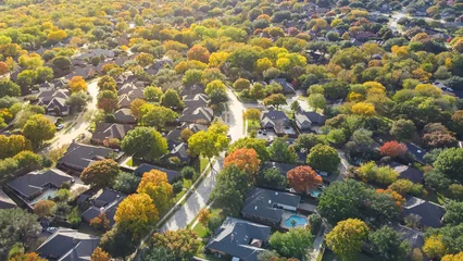  Lush greenery master planned community subdivision colorful fall leaves and row of single-family homes with swimming pool in upscale neighborhood Dallas, North Texas, USA © trongnguyen