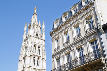 Fototapeta na wymiar The Pey Berland tower from the streets of the city of Bordeaux