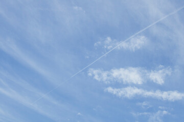 春の青空と棚引く白い雲