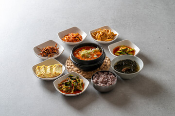 Set Menu of Napa Wraps with Pork Korean food dish meal Set Menu with Braised Fish Soft Tofu Stew Stir-fried chicken in earthen pot Set Menu with Marinated Beef Ribs