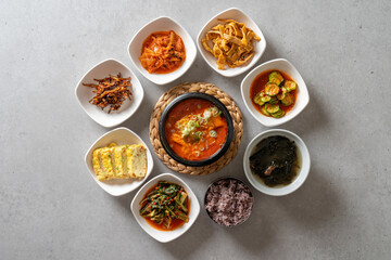 Set Menu of Napa Wraps with Pork Korean food dish meal Set Menu with Braised Fish Soft Tofu Stew Stir-fried chicken in earthen pot Set Menu with Marinated Beef Ribs
