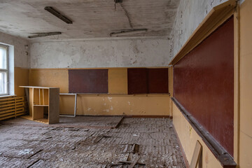 Obraz na płótnie Canvas abandoned school office with blackboard