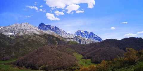 Bergkulisse an einem sonnigen Sommertag