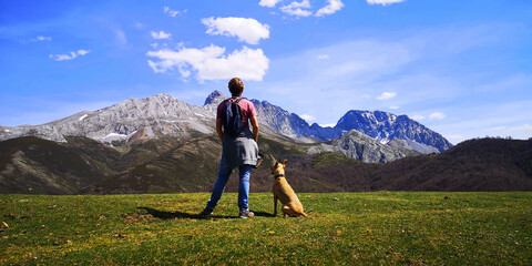 Mensch und Hund in den Bergen von Spanien