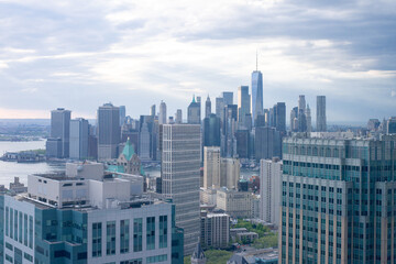 Fototapeta na wymiar view of Manhattan from the brooklyn rooftop