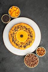 Obraz na płótnie Canvas top view delicious sweet pie with orange slices on dark background pie biscuit cake dessert tea cookie