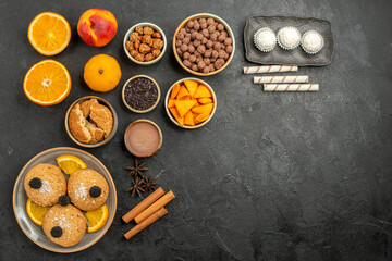 Obraz na płótnie Canvas top view sand cookies with orange slices and different ingredients on grey background fruit biscuit cookie sweet tea