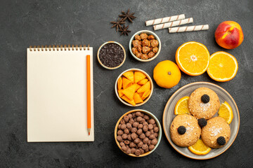Obraz na płótnie Canvas top view sand cookies with orange slices on dark-grey background sweet fruit biscuit cookie tea cake