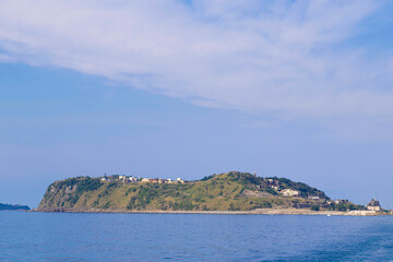 Fototapeta premium 池島港を出航するフェリーから望む池島