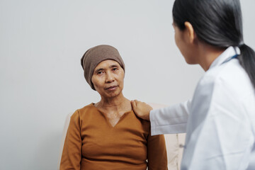 Elderly Asian female patients with cancer specialists meet by appointment to receive treatment advice for breast, cervical, lung cancer.