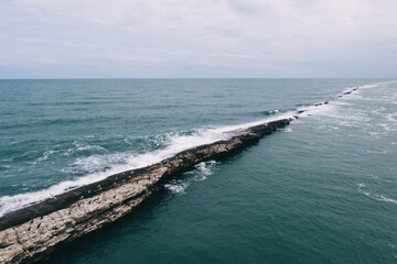 Rocky ridge formation in wavy sea water