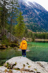 Kind am Bergsee