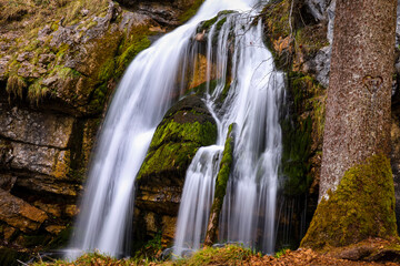 Fototapeta na wymiar Wasserfall im Herbst