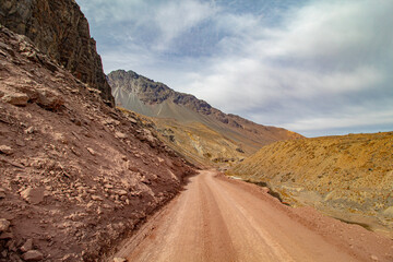 Plakat estrada e a montanhas de Cajón del Maipo e Embalse El Yeso, Chile cordilheira dos Andes