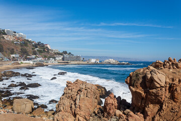 Fototapeta na wymiar rochas da praia Cochoa, Viña del Mar, Valparaíso, Chile