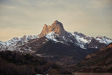 Pico Foratata al atardecer en invierno parcialmente cubierto por nieve. Pirineos aragoneses