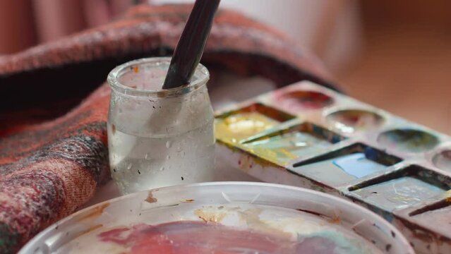 pot de yaourt en verre et palette de couleurs pour peinture à l'acrylique