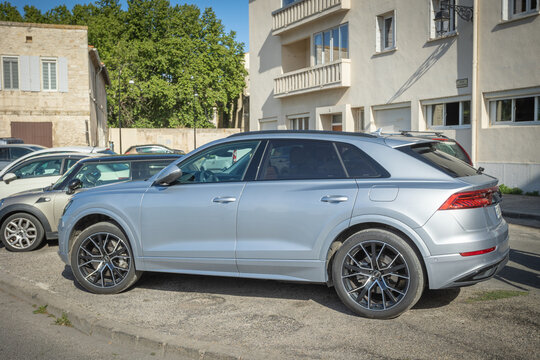Vaison la Romaine - France - 21 avril 2023 - vue de côté d'une voiture de marque Audi Quattro garée sur une place de parking	
