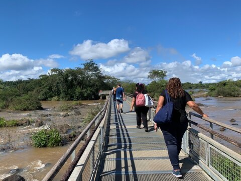 Pessoas caminhando na trilha das cataratas do igua&ccedil;u no lado Argentino,