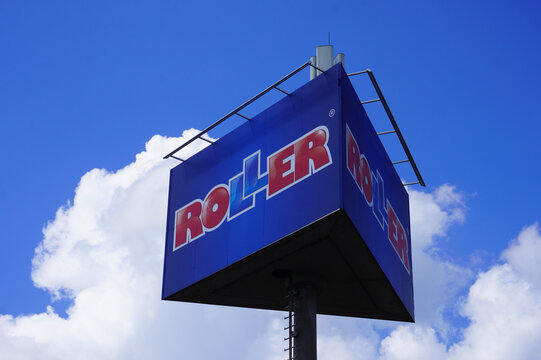 Möbelhaus Roller Logo vor blauem Himmel