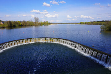 Blick auf den Staudamm vom Lippesee bei Paderborn in Deutschland