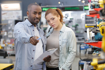 Obraz premium purchaser woman getting helped by assistant at hardware store