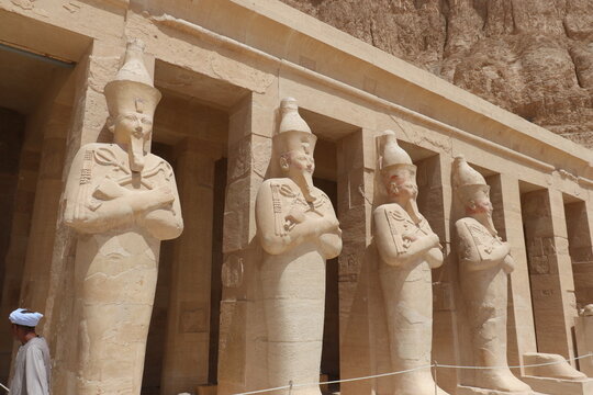 Templo con estatuas Egipto