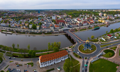 Widok z lotu ptaka na Spichlerz, Wieżę Dominanta, Most Staromiejski i Bulwar w centrum miasta Gorzów Wielkopolski	
