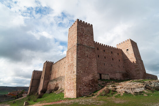 Vista del castillo medieval, ahora parador nacional de turismo, de la ciudad de Sig&uuml;enza, Guadalajara, Espa&ntilde;a.