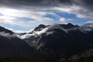Panorámica de montañas con niebla en el pirineo aragonés.