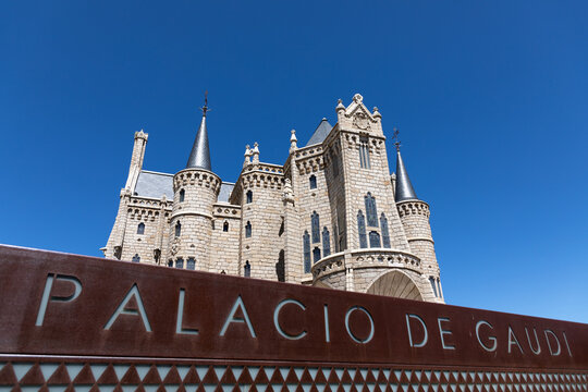 Vista del palacio episcopal de Gaud&iacute; en Astorga, Le&oacute;n, Castilla y Le&oacute;n, Espa&ntilde;a.