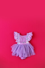 vestido de bebê com borboletas em fundo rosa 