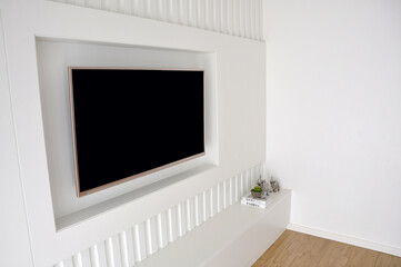 painel de televisão em sala de estar com movel ripado branco 