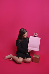 criança menina feliz com  as sacolas de compras e  presentes