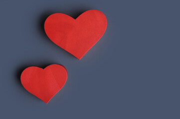 corações vermelhos em fundo cinza 