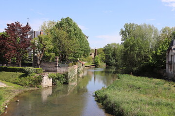 Fototapeta na wymiar La rivière le Loing dans la ville, ville de Montargis, département du Loiret, France