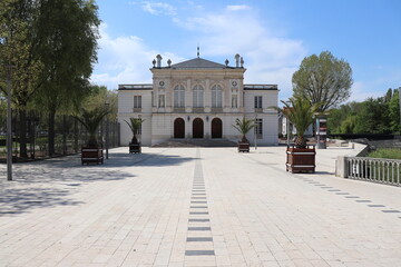 Obraz premium La salle des fêtes, vue de l'extérieur, ville de Montargis, département du Loiret, France
