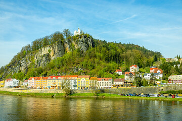 Fototapeta premium Wunderschöner Frühlingsspaziergang in der Tschechischen Grenzstadt Decin entlang der Elbe - Böhmische Schweiz - Tschechien