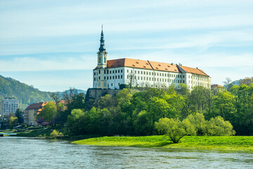 Wunderschöner Frühlingsspaziergang in der Tschechischen Grenzstadt Decin entlang der Elbe - Böhmische Schweiz - Tschechien - obrazy, fototapety, plakaty